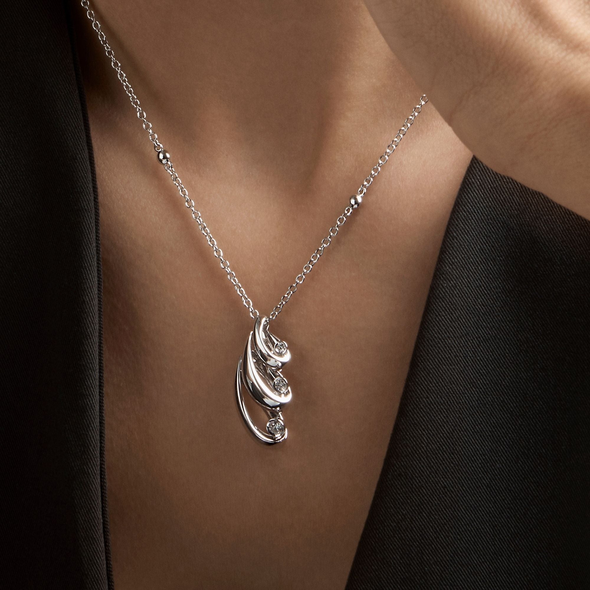 VIRGOLA SMALL WHITE GOLD PENDANT