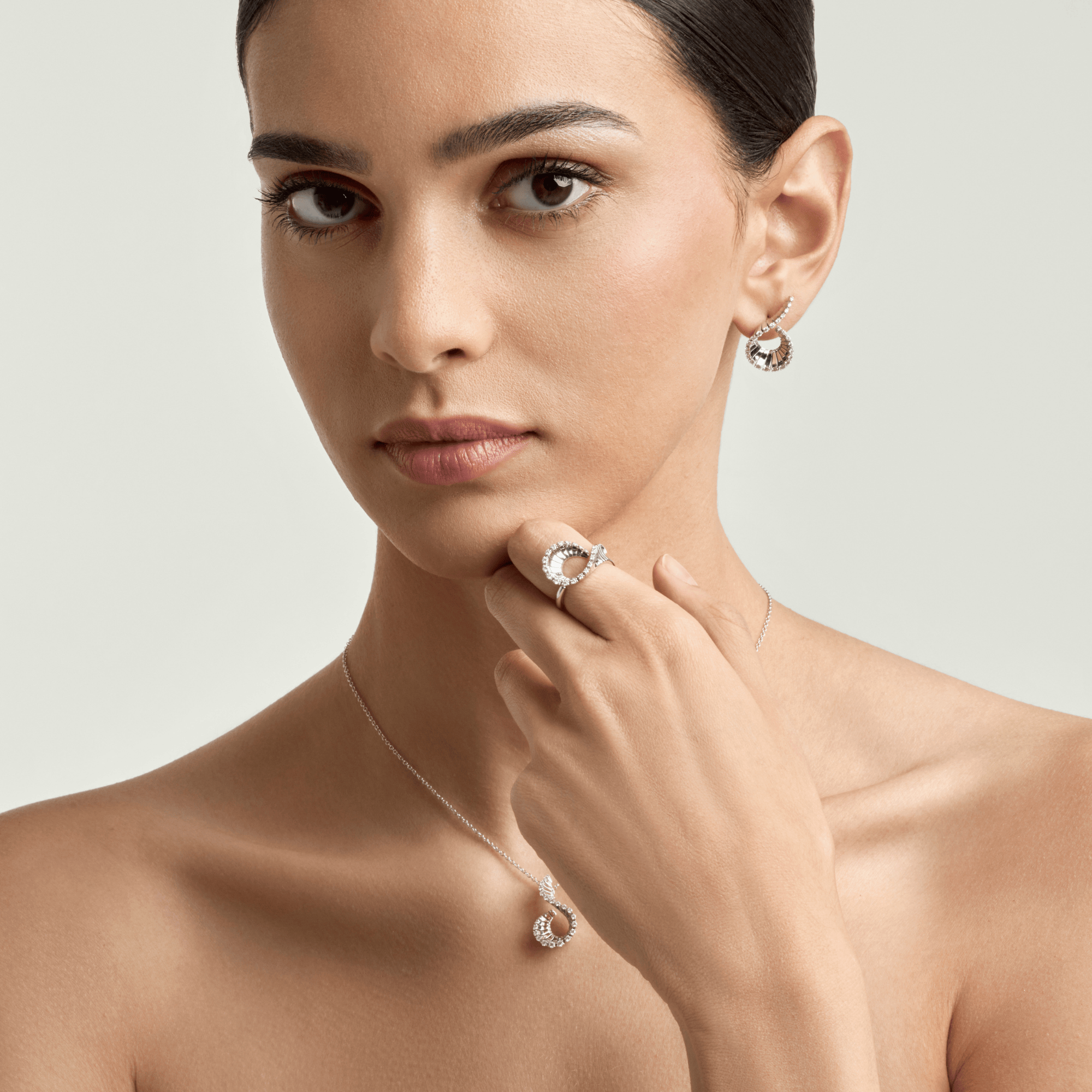 VITO MINI-ME CURLY WHITE GOLD EARRINGS