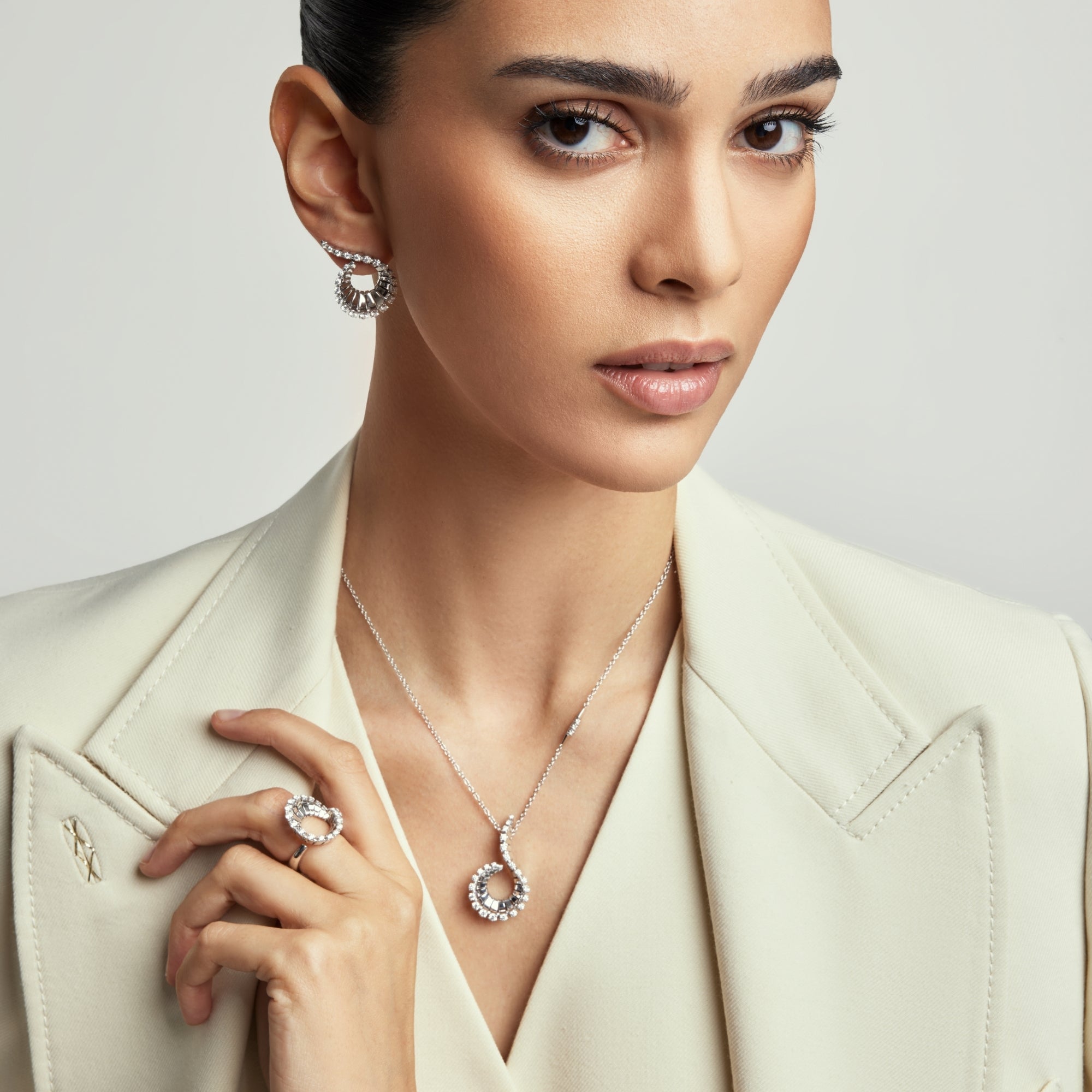 VITO CURLY WHITE GOLD PENDANT