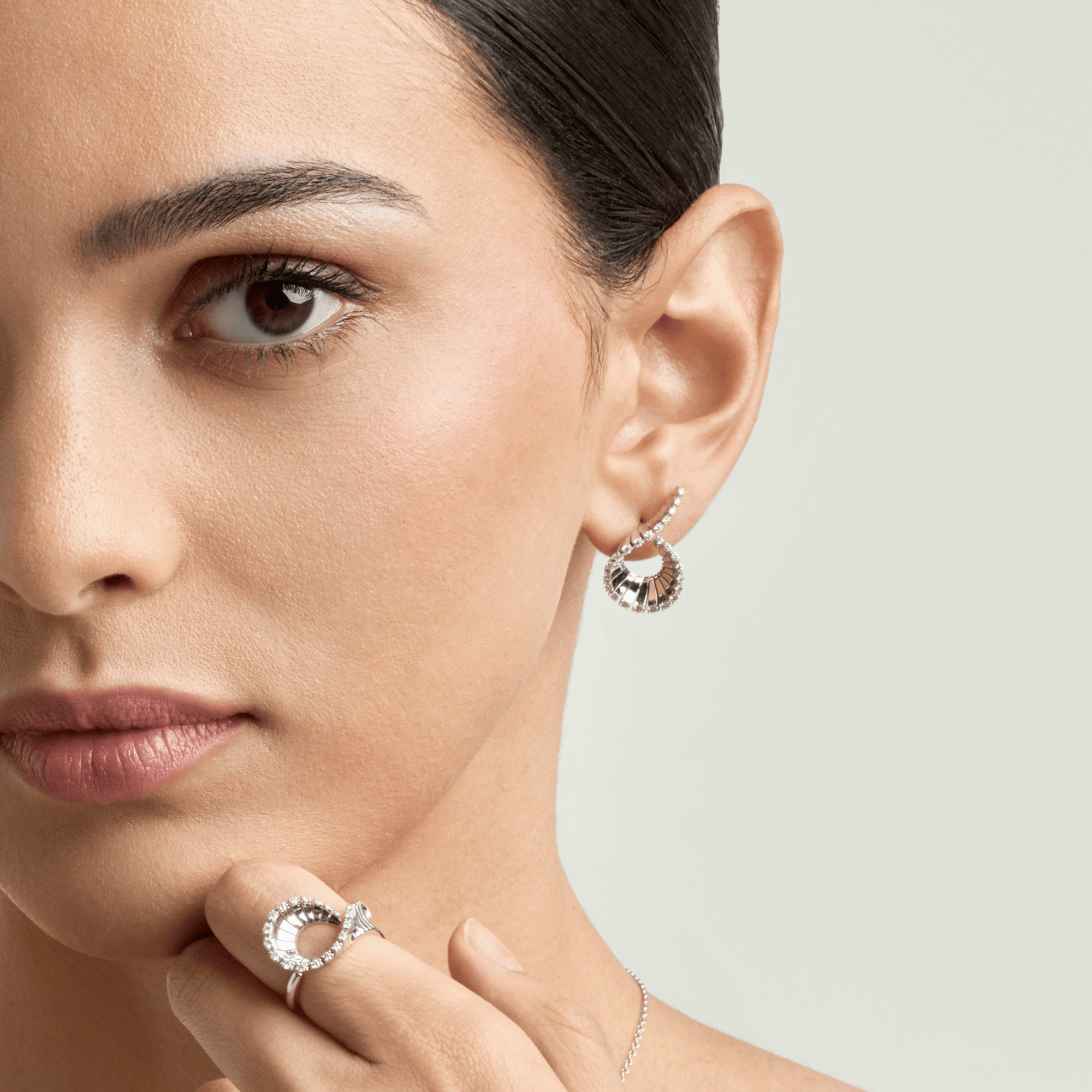 VITO MINI-ME CURLY WHITE GOLD EARRINGS