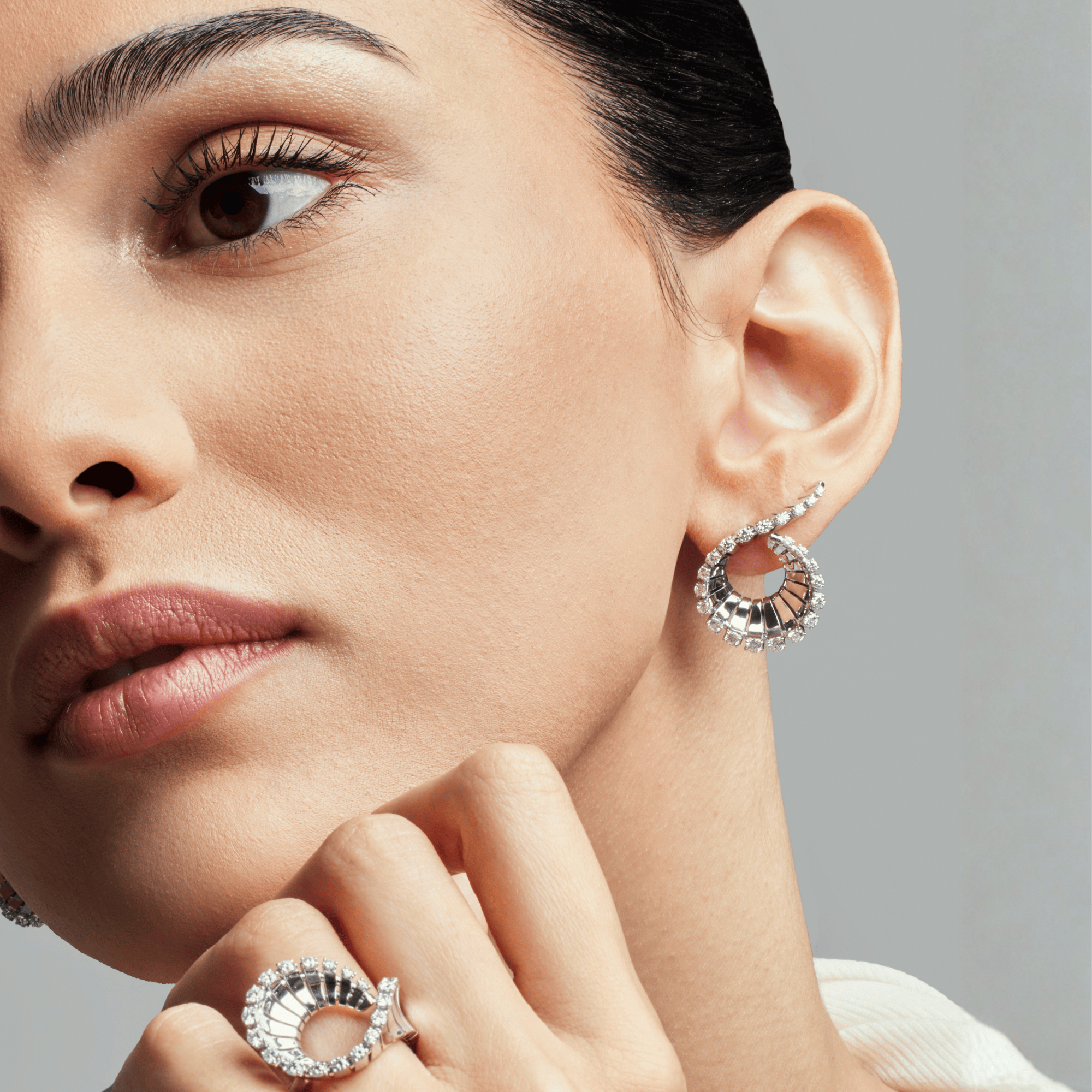 VITO CURLY WHITE GOLD EARRINGS