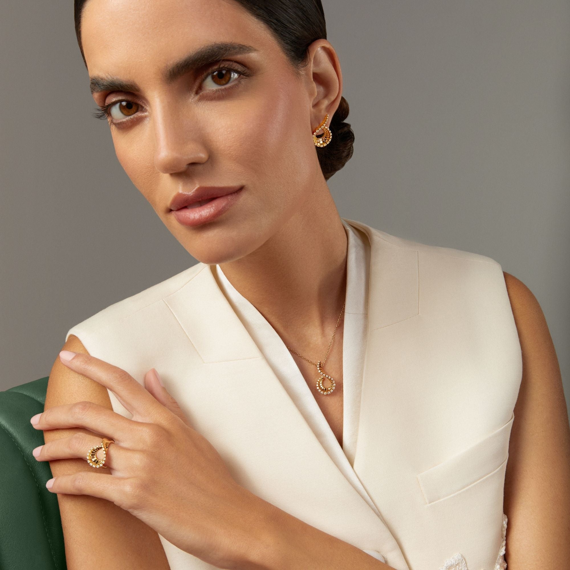 VITO MINI-ME CURLY YELLOW GOLD PENDANT