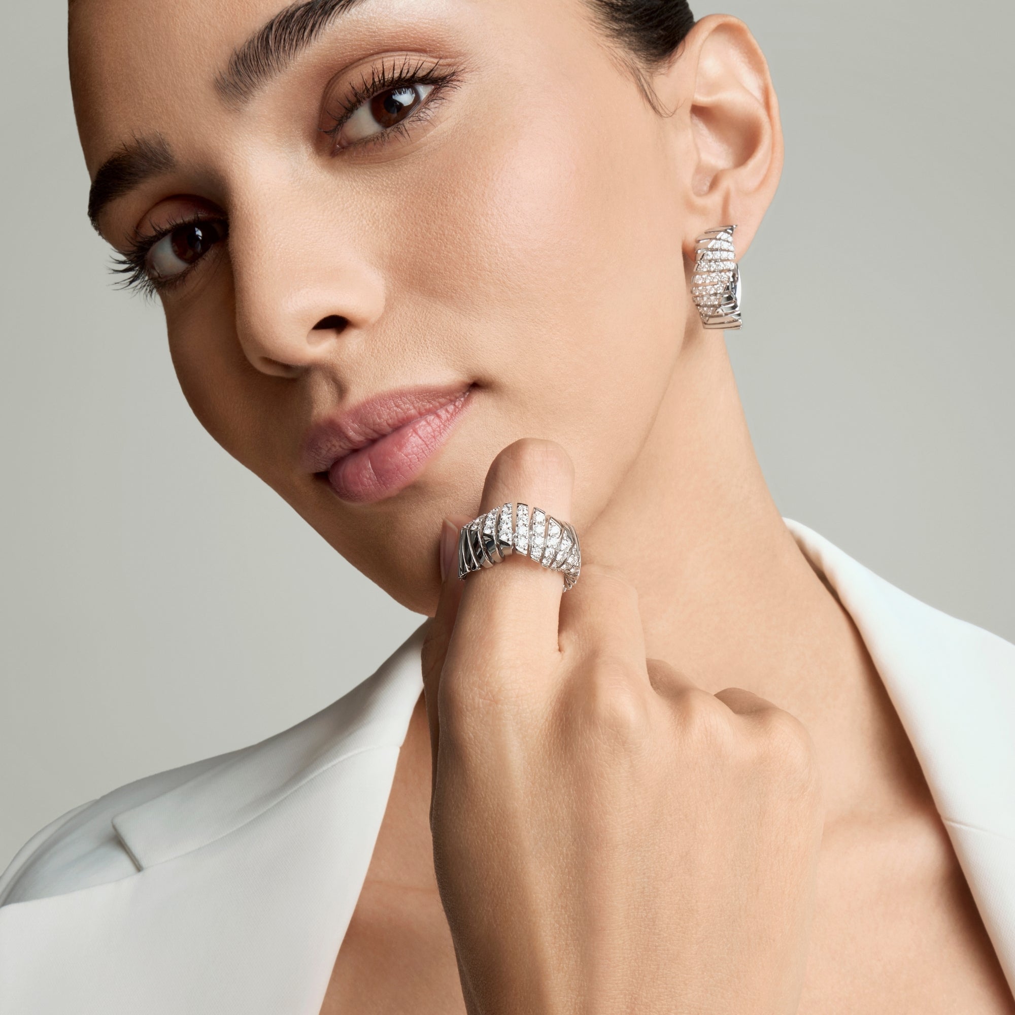 CRESCENDO WHITE GOLD DIAMOND RING