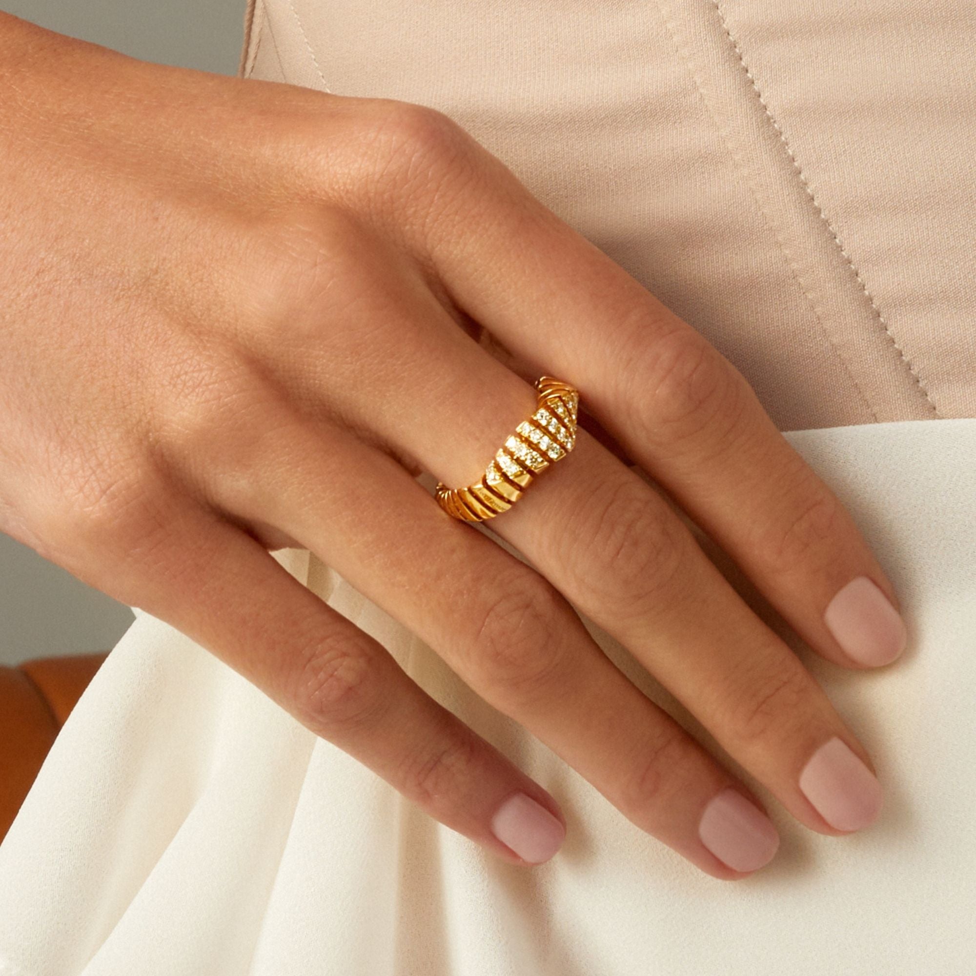 CRESCENDO MINI-ME YELLOW GOLD DIAMOND RING