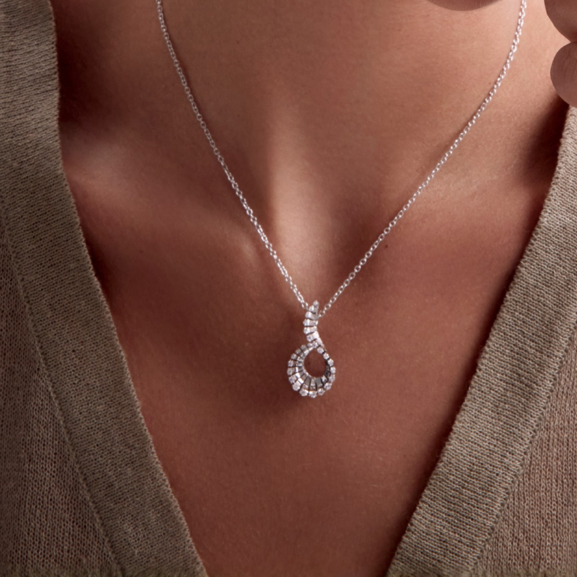 VITO MINI-ME CURLY WHITE GOLD PENDANT
