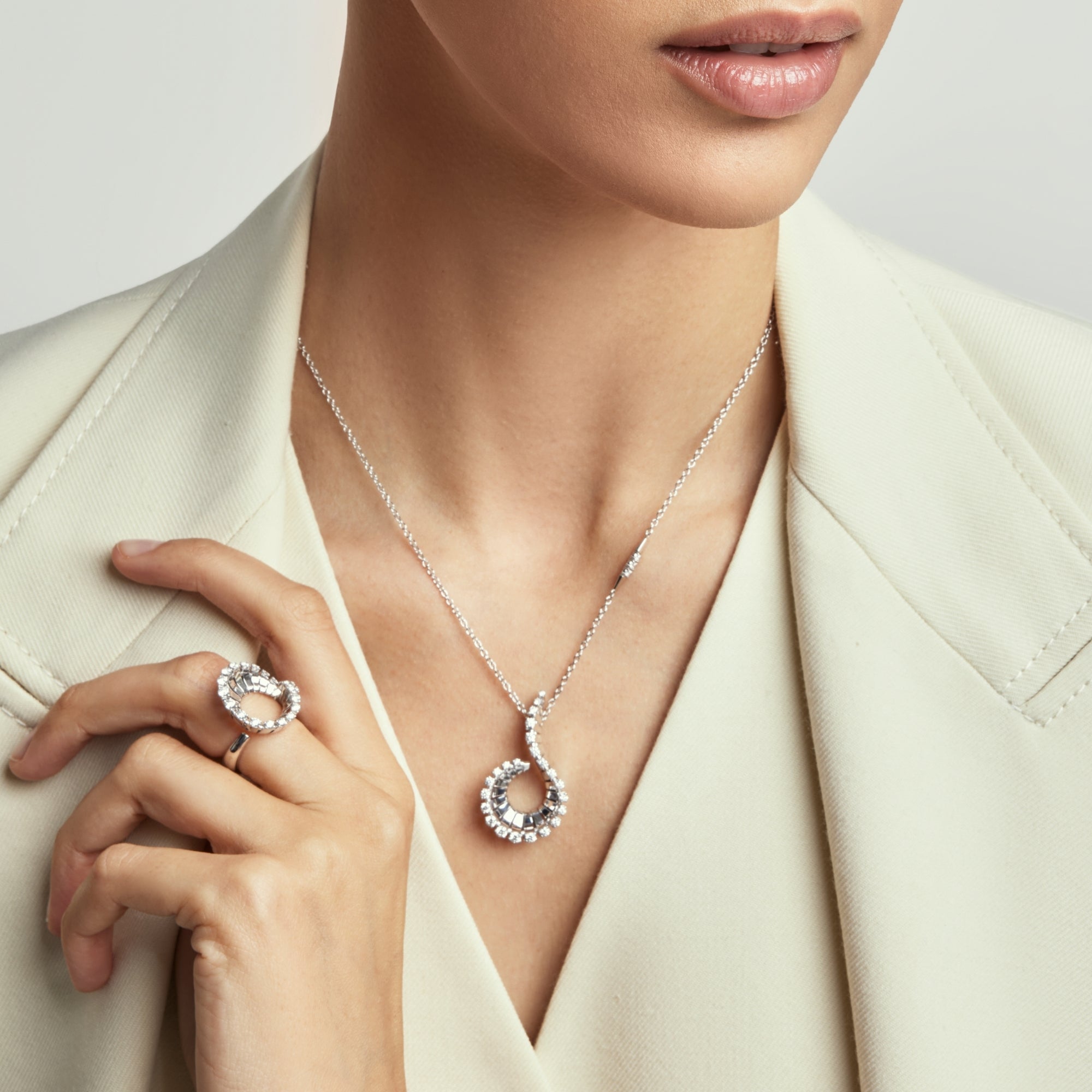 VITO CURLY WHITE GOLD PENDANT