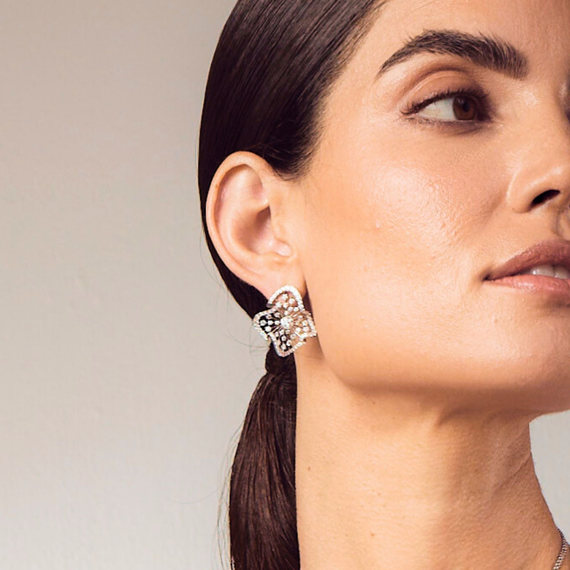WHITE WONDERS PLISSÉ WHITE GOLD EARRINGS