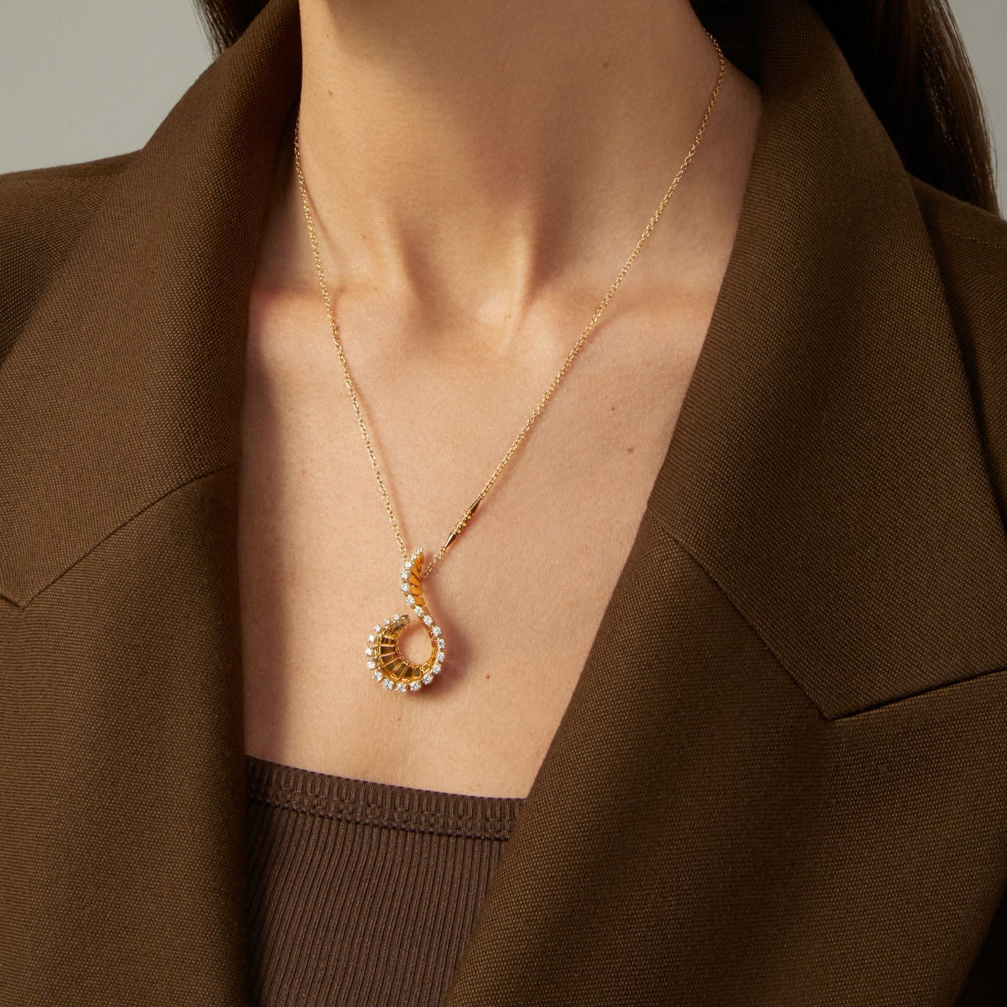 VITO CURLY YELLOW GOLD PENDANT