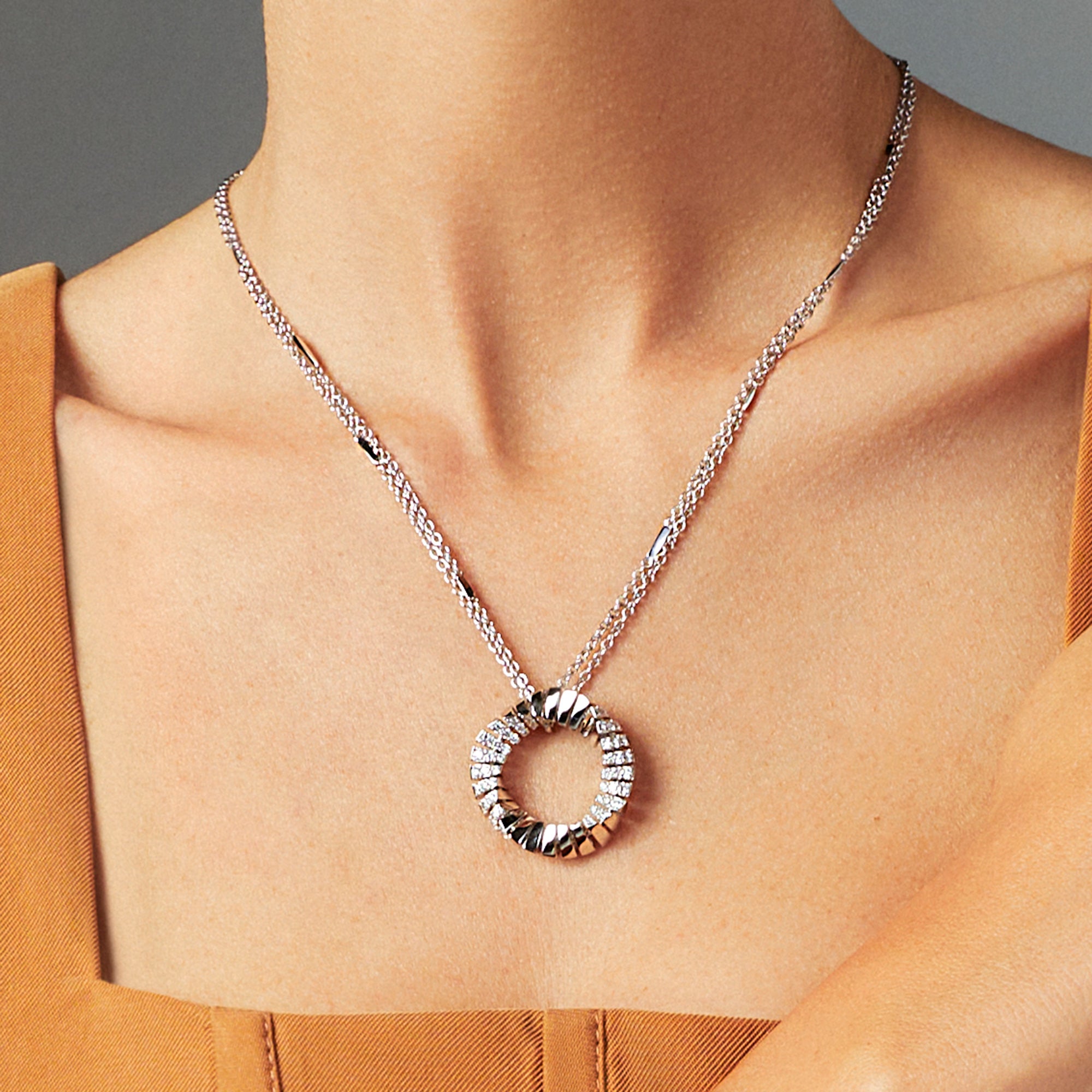 CRESCENDO WHITE GOLD ROUND PENDANT