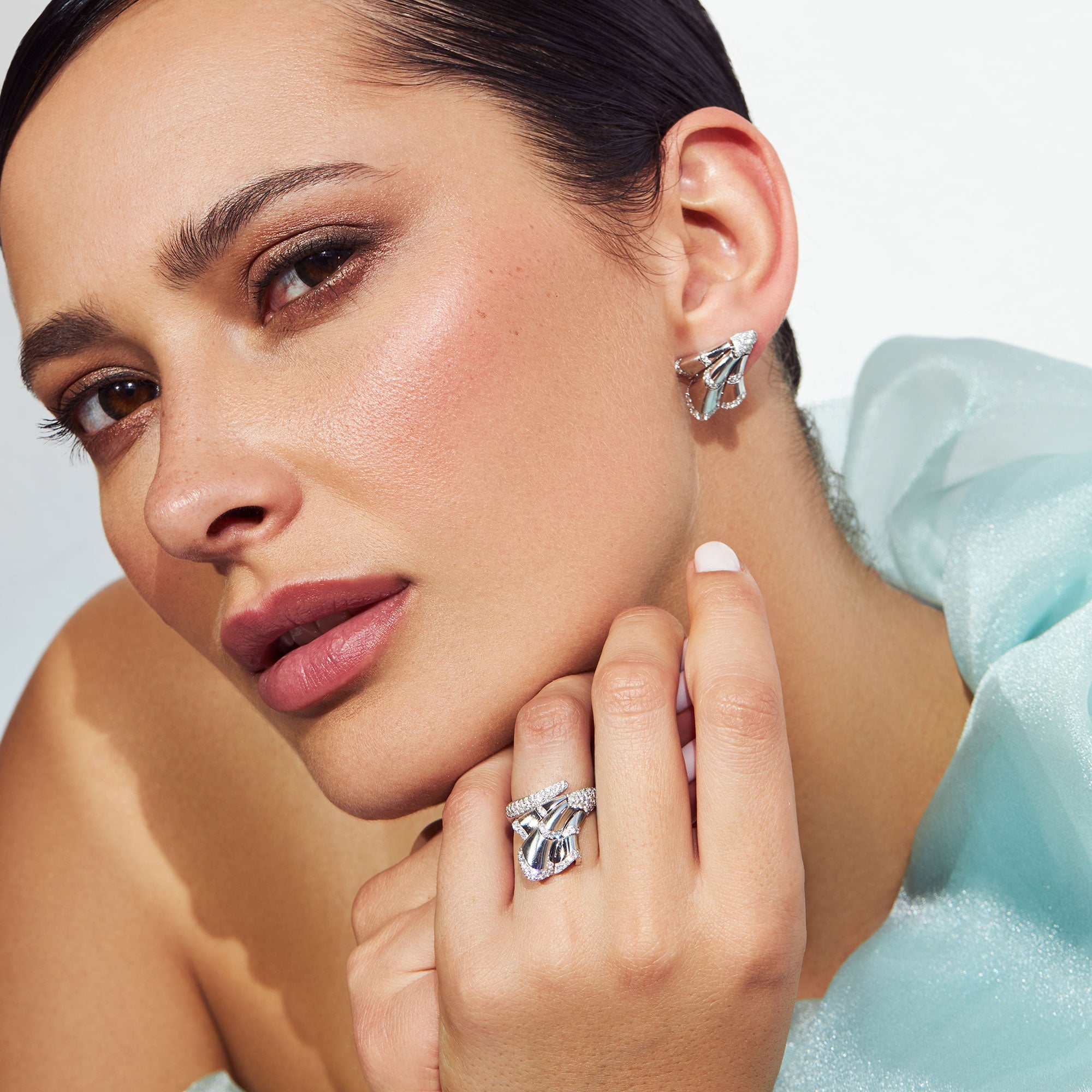 FOULARD SMALL WHITE GOLD DIAMOND EARRINGS