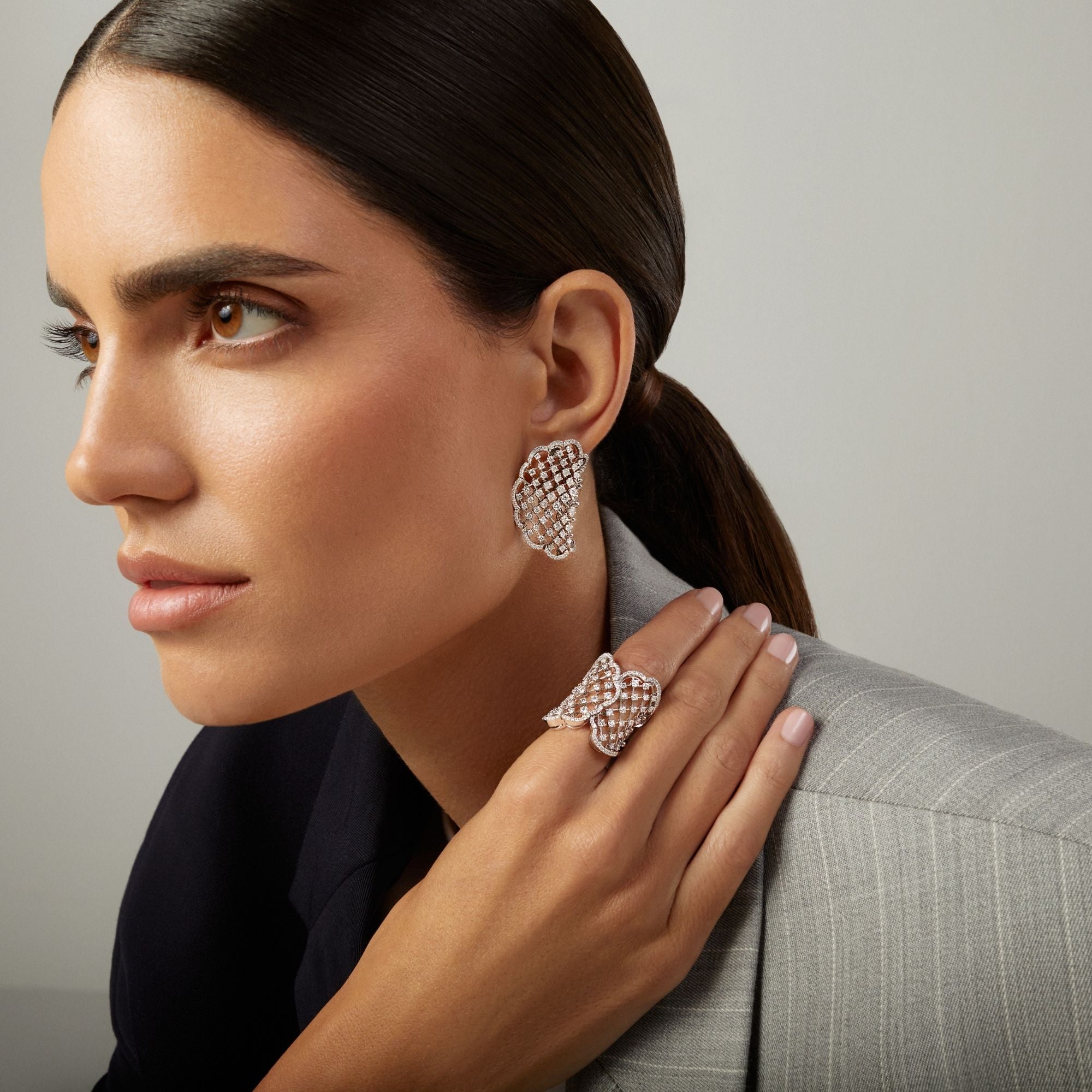 CUCITO SIDE WHITE GOLD EARRINGS