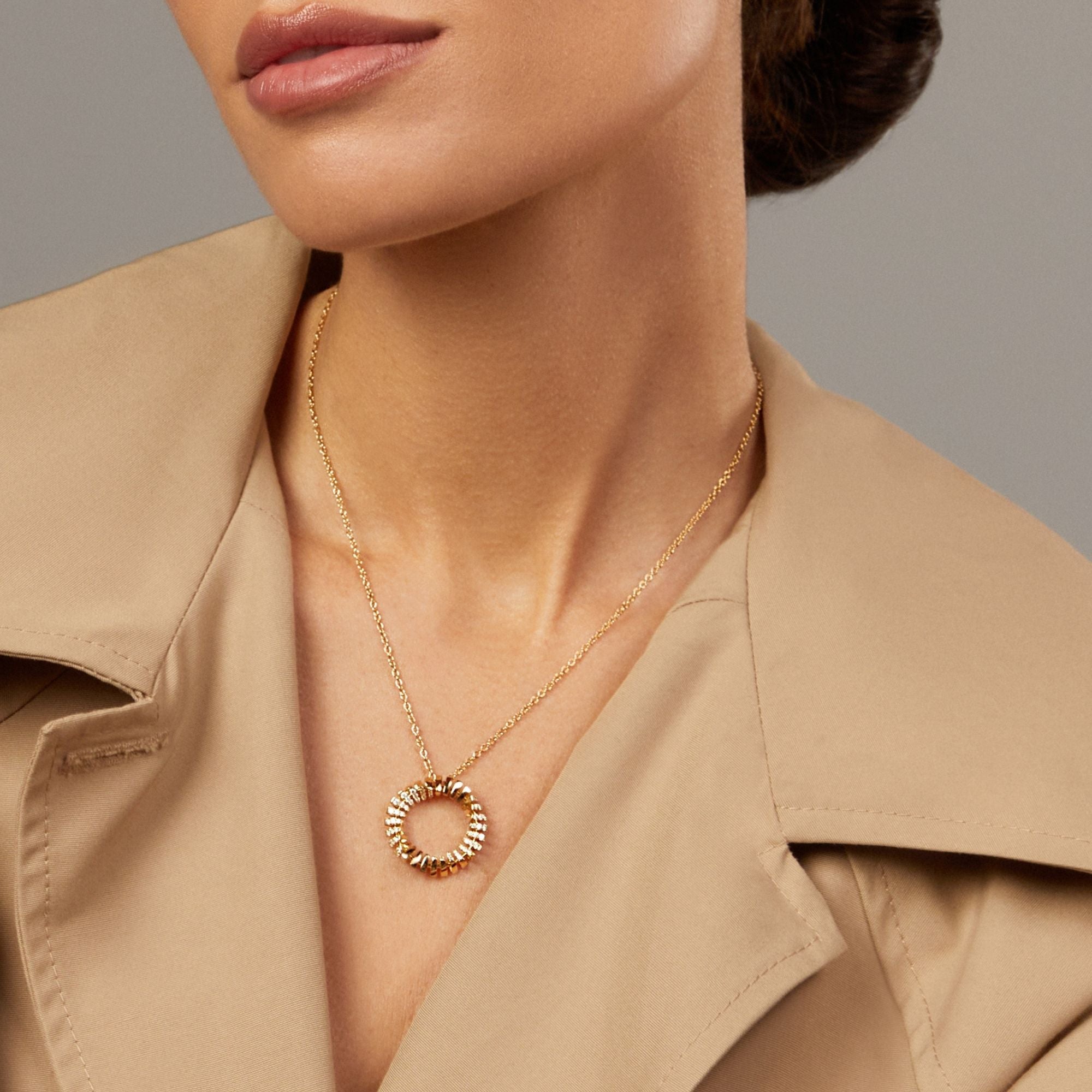 CRESCENDO MINI-ME YELLOW GOLD ROUND PENDANT