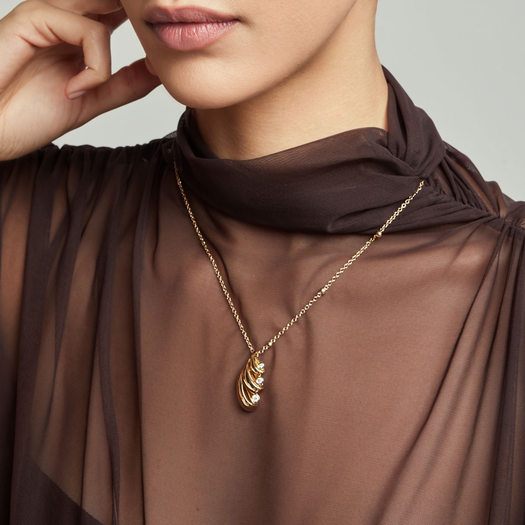 VIRGOLA SMALL YELLOW GOLD PENDANT