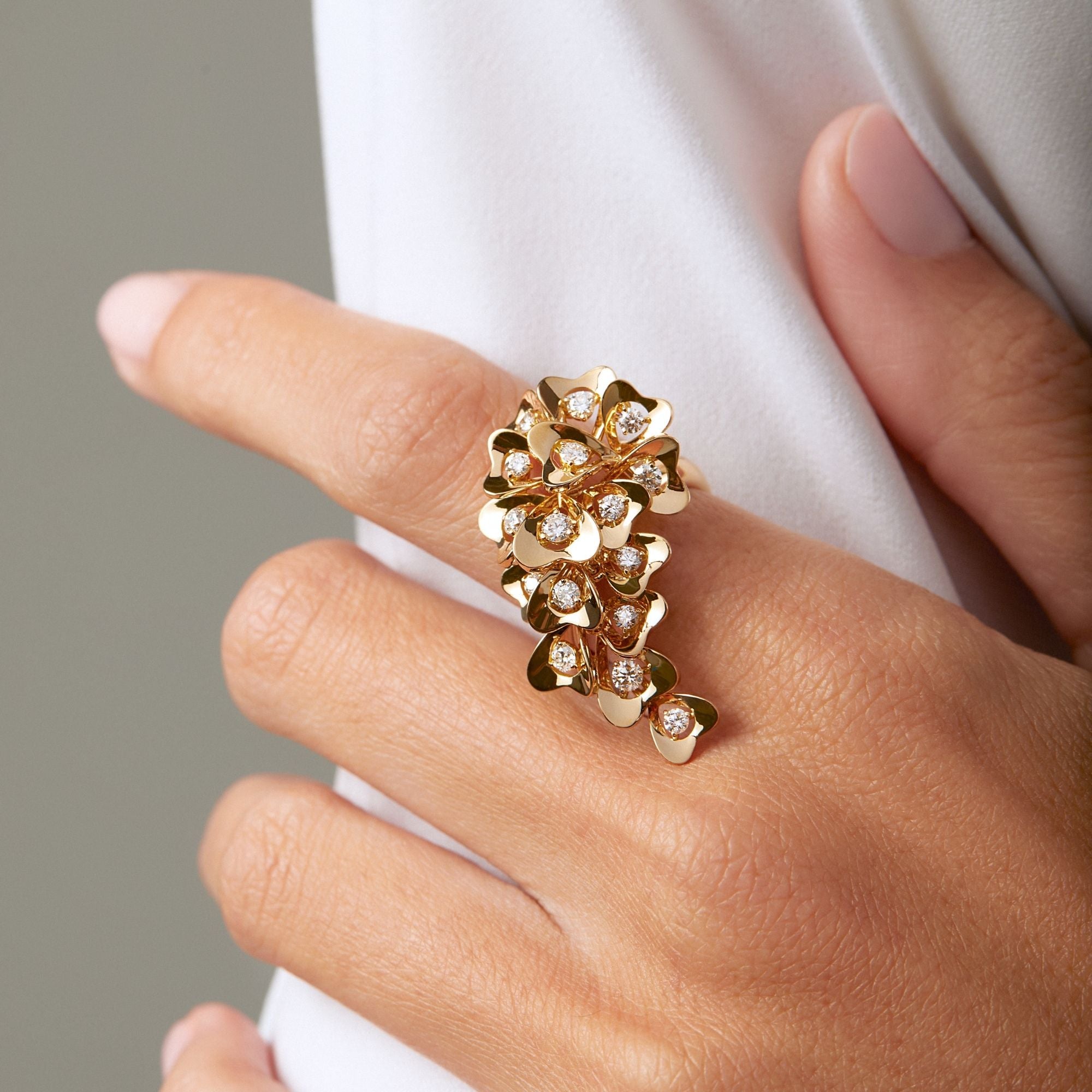EDERA DANGLING YELLOW GOLD RING