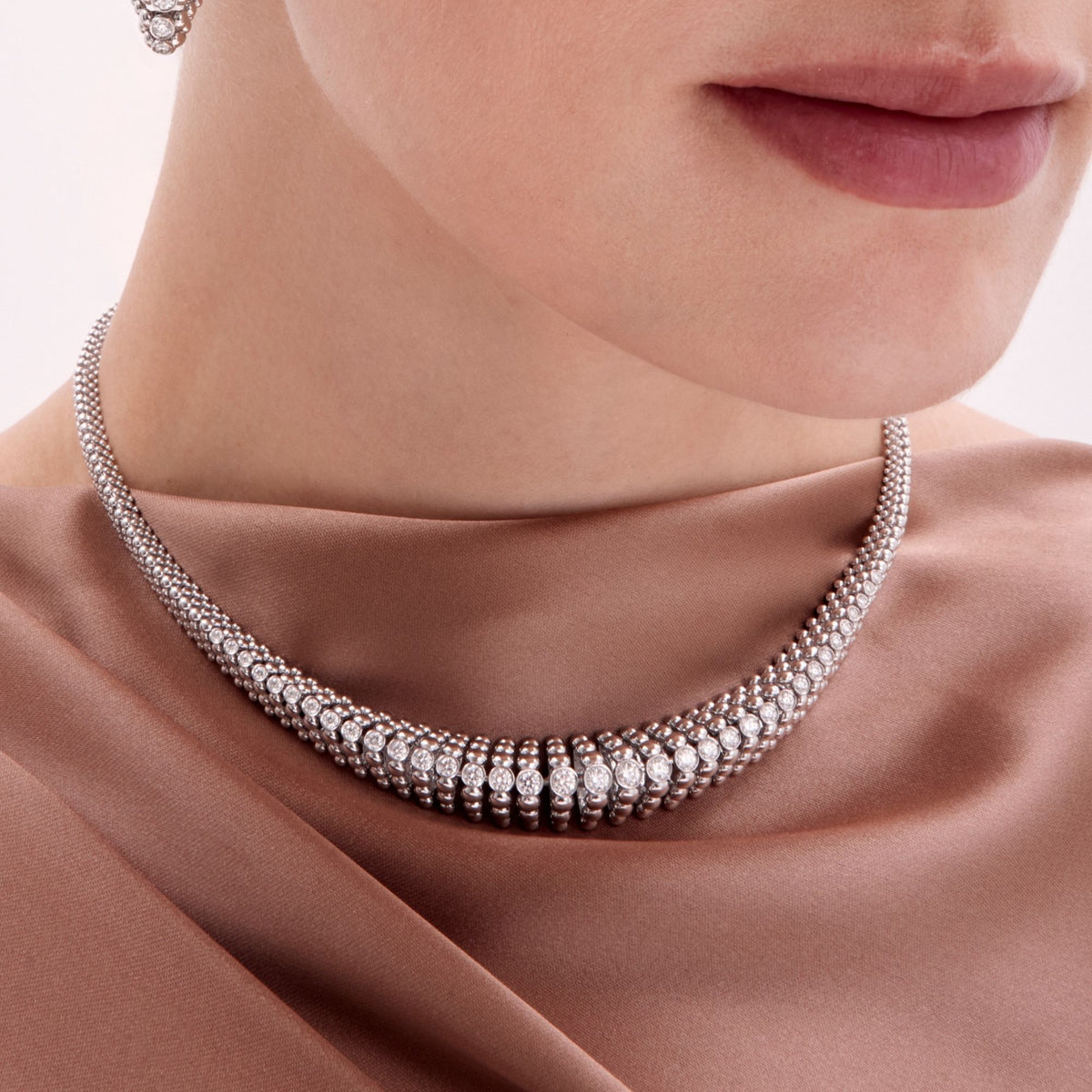 BUBBLES STRAIGHT WHITE GOLD NECKLACE