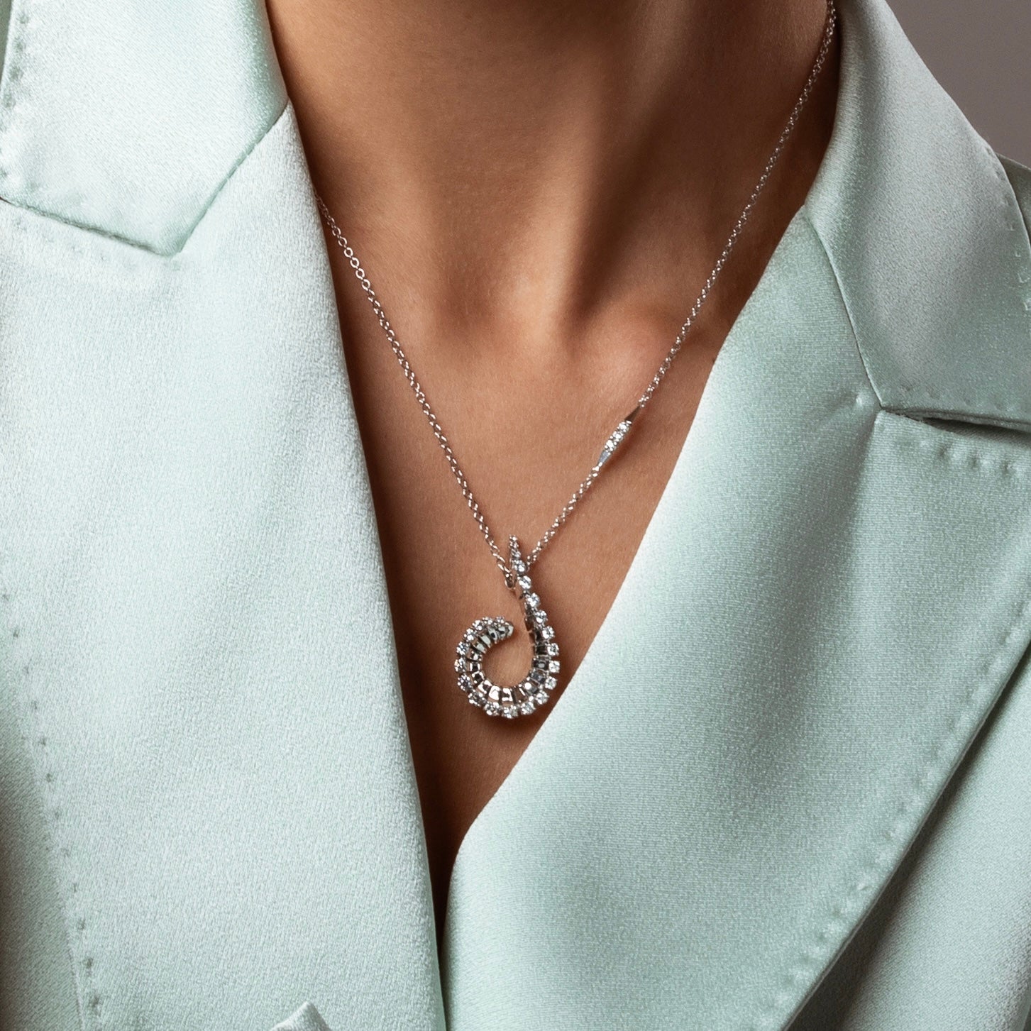 VITO CURLY WHITE GOLD PENDANT