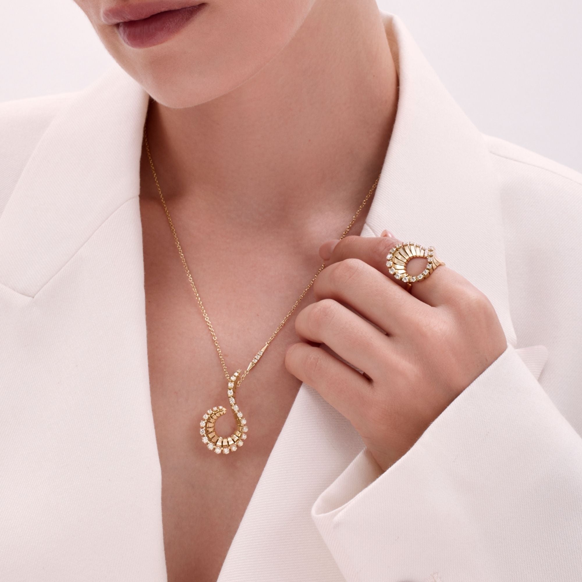 VITO CURLY YELLOW GOLD PENDANT