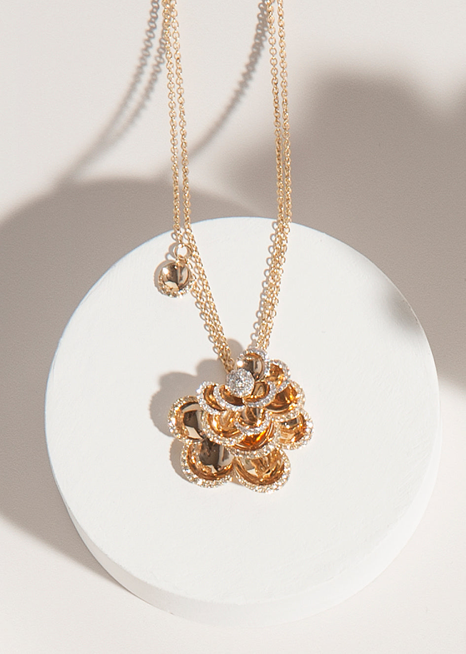 PETALS YELLOW GOLD PENDANT